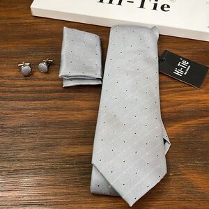 NWT {Hi-Tie}Gray w/pink& Blk dots Tie, cuff links & pocket square set